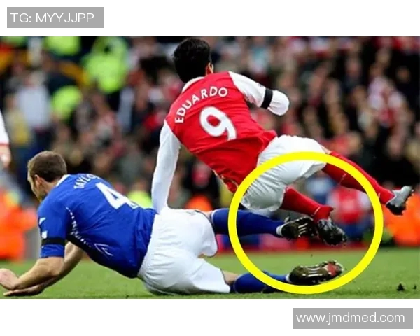 足球明星受伤瞬间吐血 赛场惨状引发球迷广泛关注